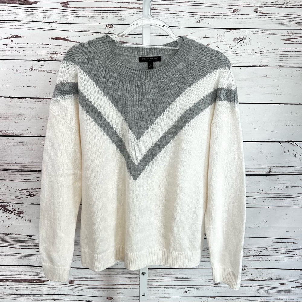 Banana Republic Gray & Cream Color Chevron Crew Neck Sweater Medium